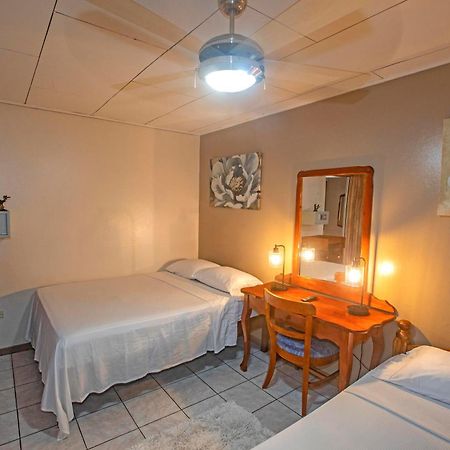 Hotel Laura'S House Coco Bagian luar foto